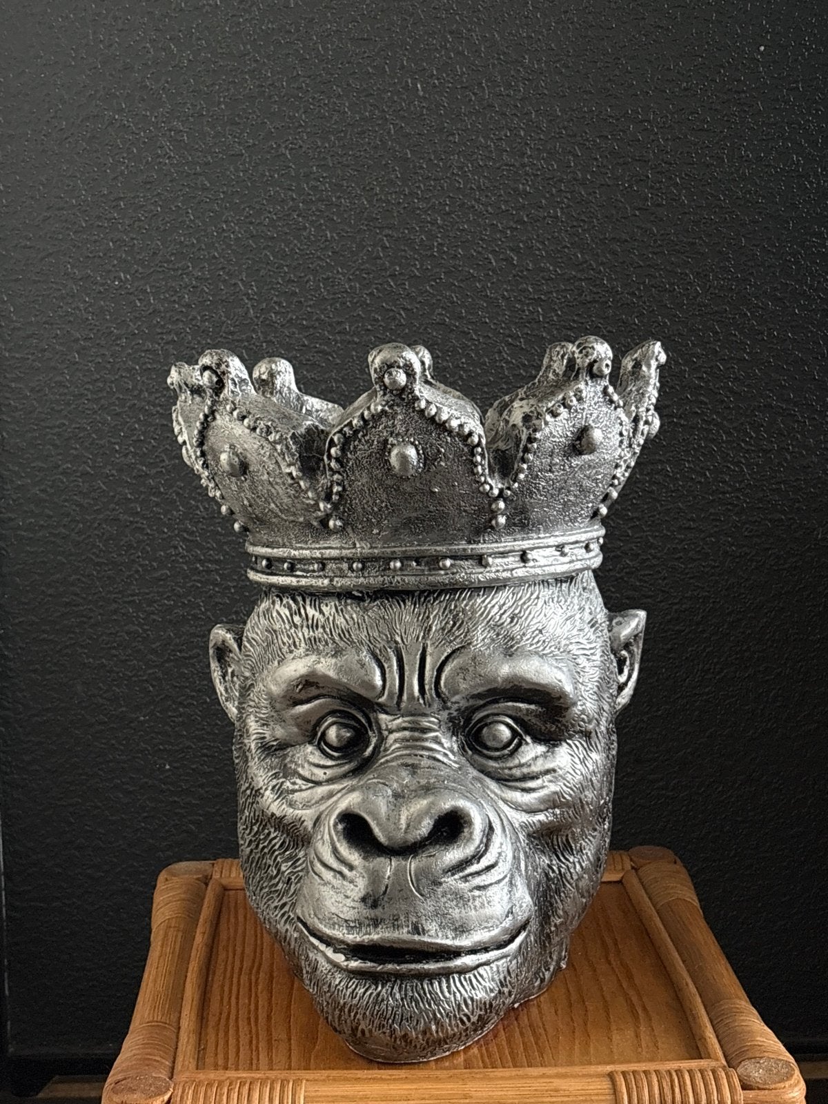 Zilveren Gorilla Vaas met Kroon - Unieke Decoratie, Overige materialen, Ophalen of Verzenden, Zo goed als nieuw, Modern