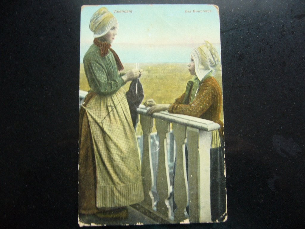 VOLENDAM =  EEN BUURPRAATJE    BRIEFKAART 1908, Ophalen of Verzenden, Voor 1920, Gelopen, Noord-Holland