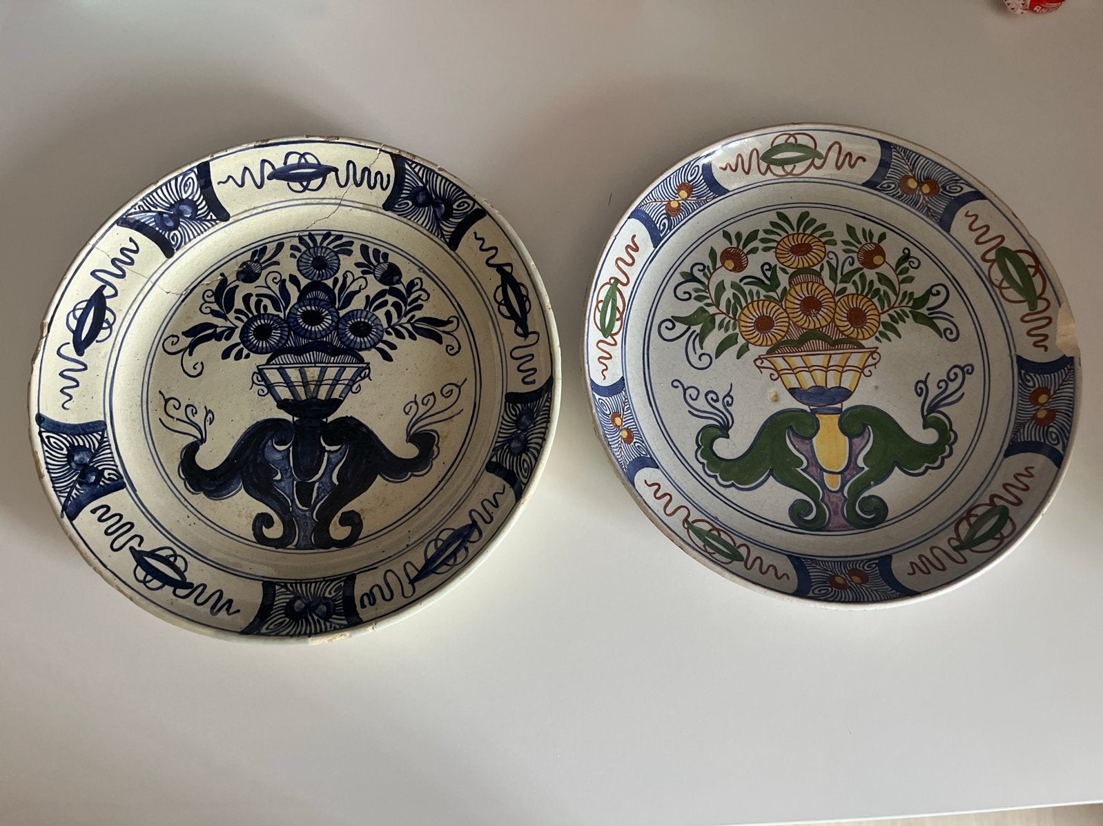 Antieke Delfts Blauwe en Polychrome Borden (2 stuks), Antiek en Kunst, Ophalen of Verzenden