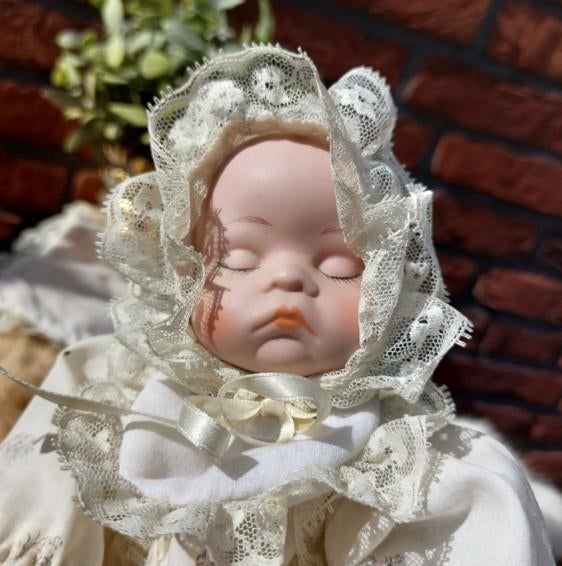 Vintage porseleinen slapende babypop in doopjurk muziekdoos, Antiek en Kunst, Ophalen of Verzenden
