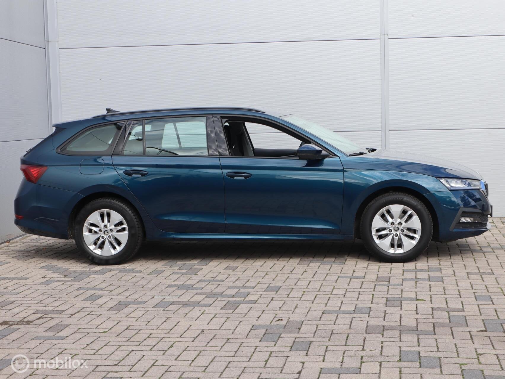 Skoda Octavia Combi 1.0 e-TSI ACC Trekhaak Parkeersensoren, Auto's, Dealer onderhouden, Stof, Blauw, 19 km/l