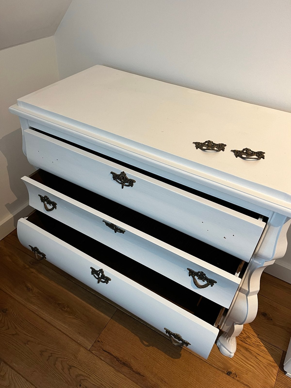 Gratis: Witte lade kast met 3 lades en messing handgrepen, Ophalen of Verzenden