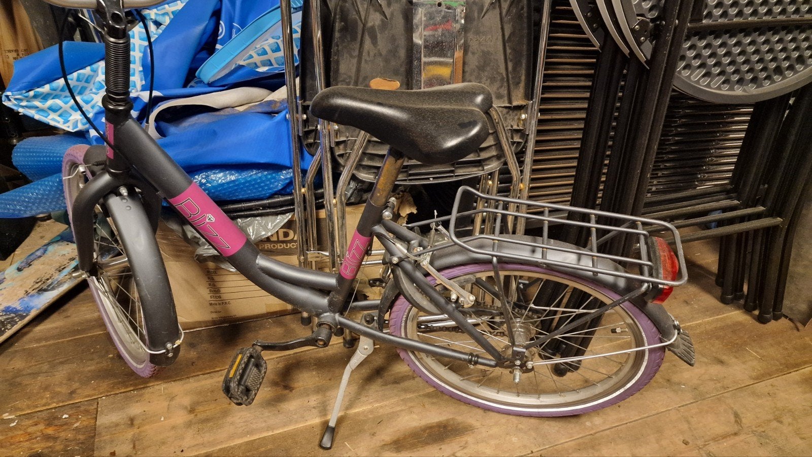 Bizz kinderfiets met paarse accenten en bagagedrager, Ophalen, Velgrem, Bizz, 16 tot 20 inch