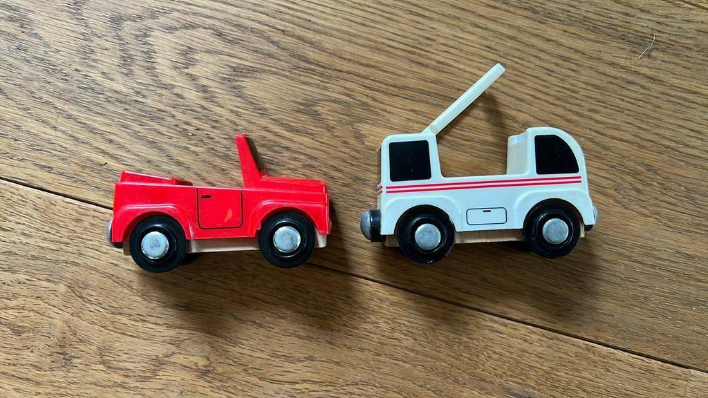 2 treintjes / wagonnen hout en plastic geschikt voor Brio, Ophalen of Verzenden