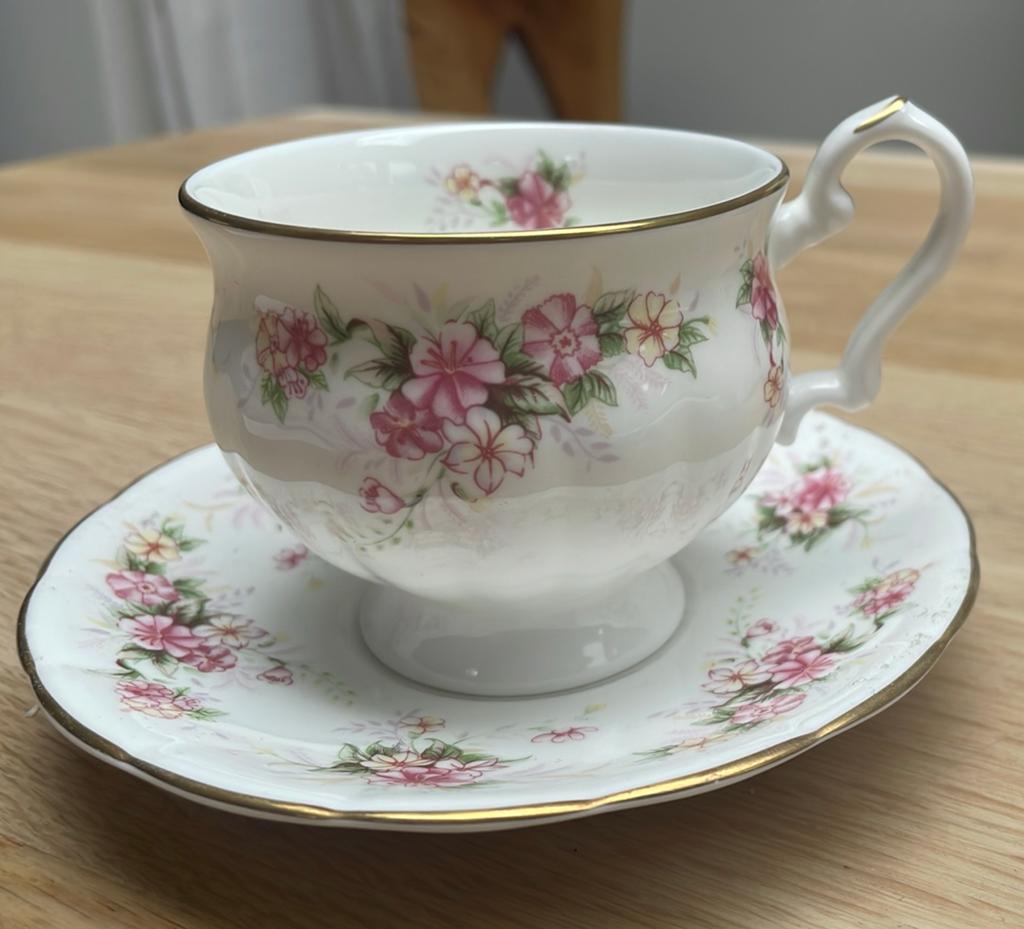 Royal Canterbury fine bone China Handley theekop en schotel, Ophalen of Verzenden, Zo goed als nieuw, Porselein, Kop en/of schotel