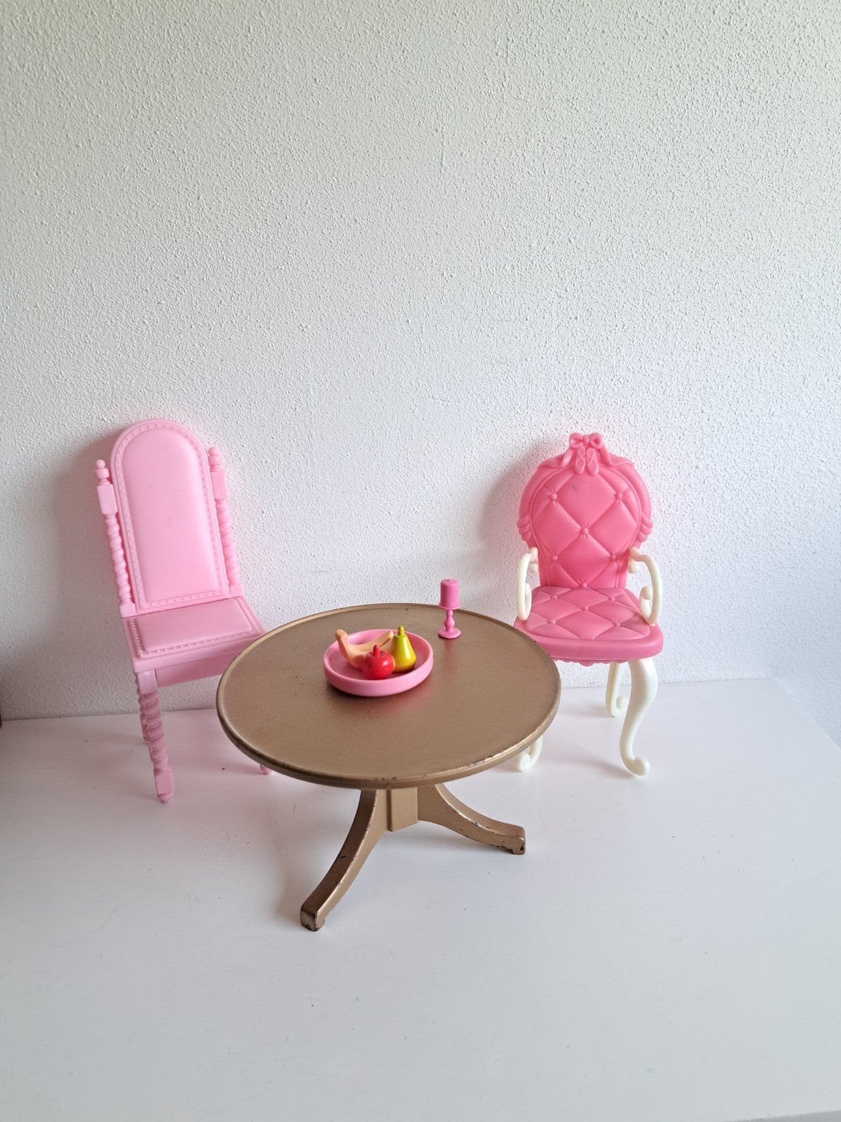 Barbie stoelen en tafel met fruitschaal en kandelaar, Ophalen of Verzenden, Gebruikt, Toebehoren