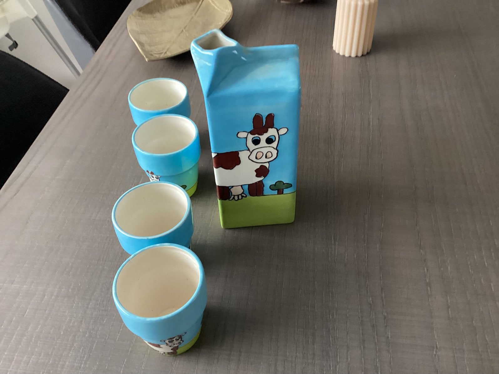 Te koop leuk melk setje. 1 kan en 4 mokken, Ophalen, Zo goed als nieuw, Beker of Kan