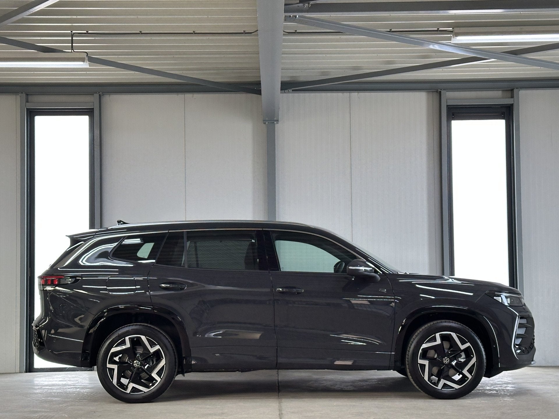Volkswagen Tayron 1.5 eHybrid R-Line | Trekhaak-pakket | Nav, Auto's, 12 maanden, Zwart, 4 cilinders, Leder en Stof