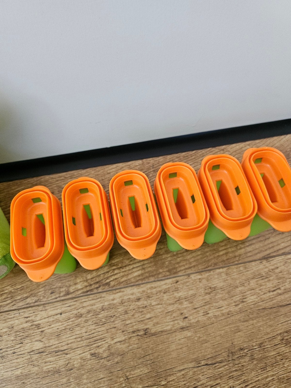 Tupperware ijsjes maker set pinguïns groen oranje €7,50, Gebruikt, Overige typen, Oranje, Ophalen of Verzenden