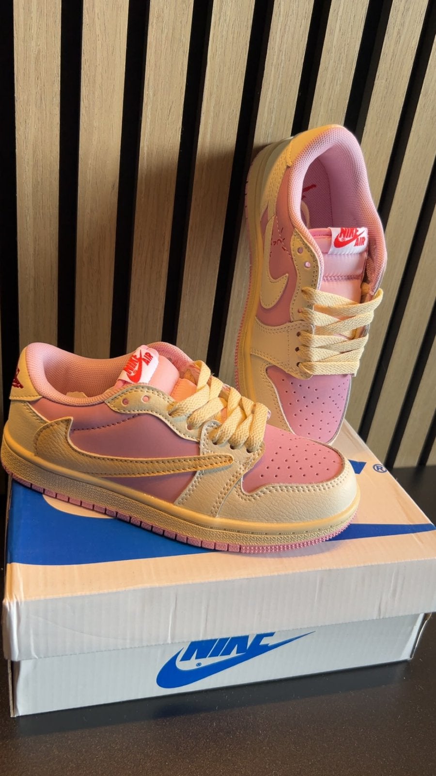Travis scott, Ophalen of Verzenden, Zo goed als nieuw, Sneakers of Gympen