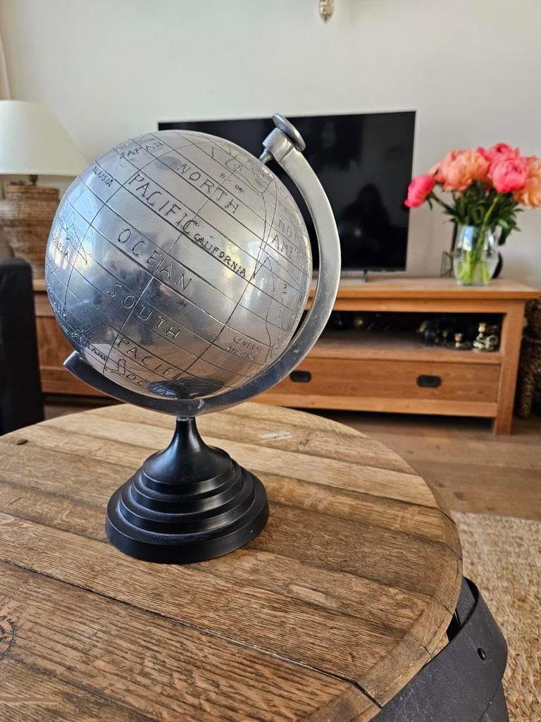Design Wereldbol Aluminium Zilver/Zwart, Ophalen of Verzenden, Zo goed als nieuw