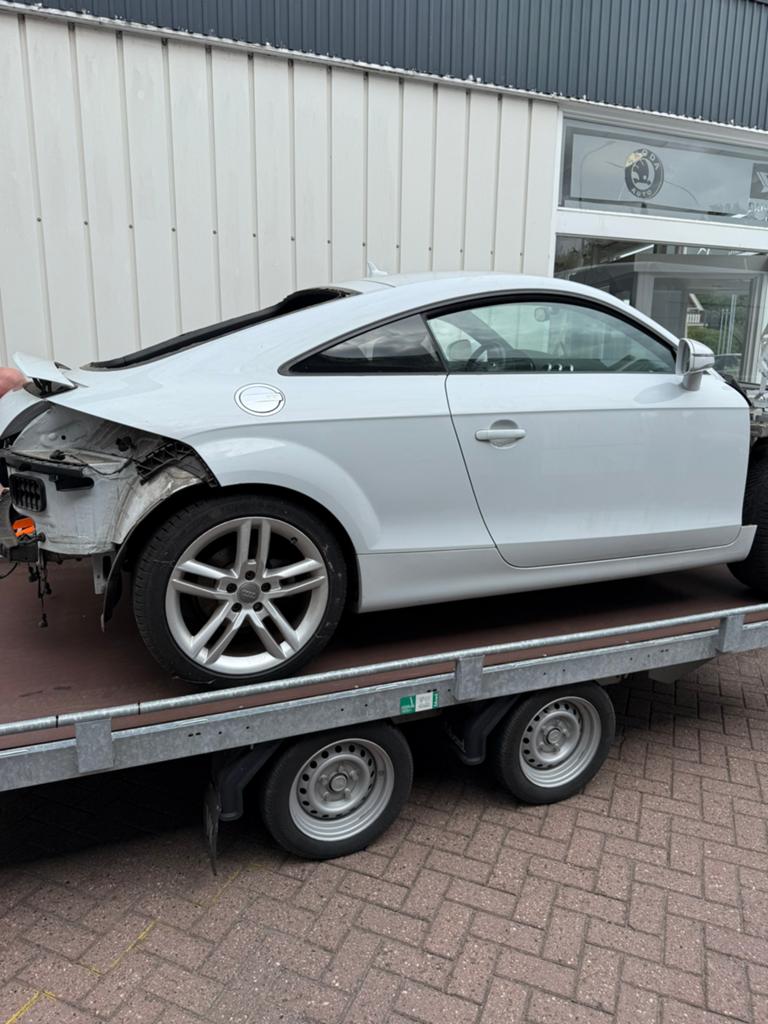 Set 18 inch Originele Audi TT velgen met banden. 245-40-18, Ophalen, 18 inch, 245 mm, Zomerbanden