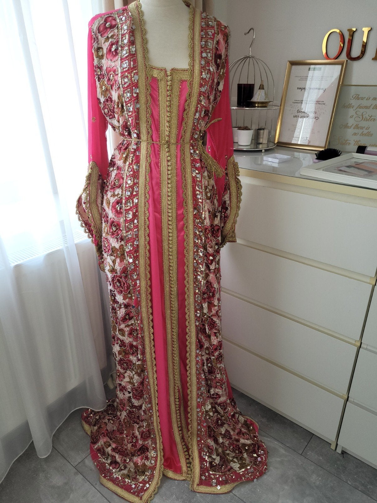 Prachtige roze Marokkaanse Kaftan met gouden borduursels, Maat 38/40 (M), Ophalen of Verzenden, Zo goed als nieuw, Onder de knie