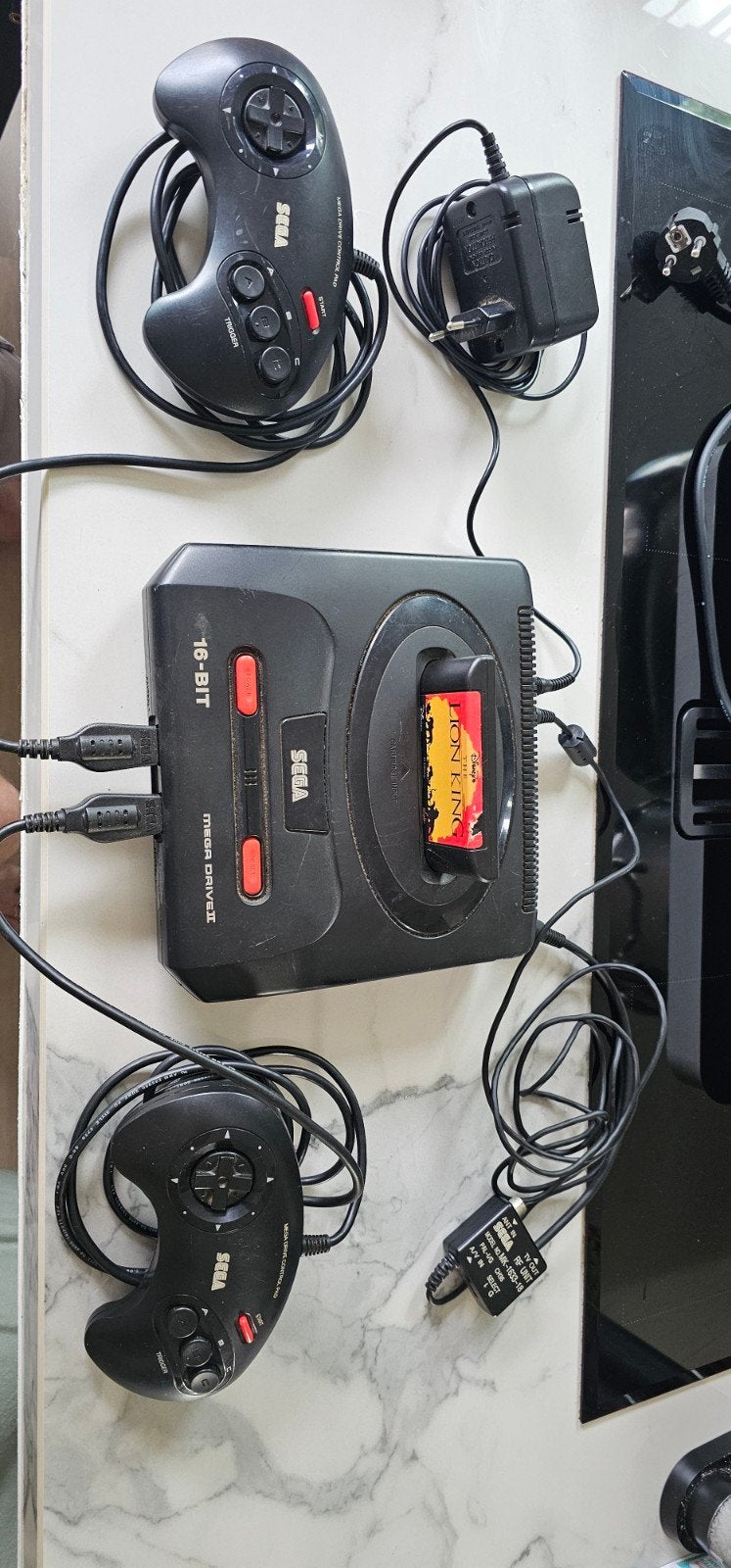 Sega Mega Drive II met 2 controllers en The Lion King, Spelcomputers en Games, Spelcomputers | Sega, Mega Drive, Met 2 controllers