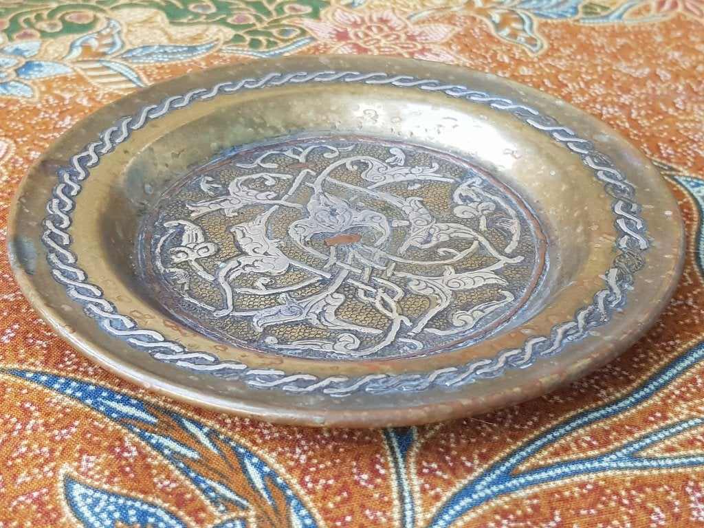 Mooi antiek Oosters bordje van bewerkt koper 12 cm., Antiek en Kunst, Handgemaakt, Overige typen, Ophalen of Verzenden, Meerkleurig