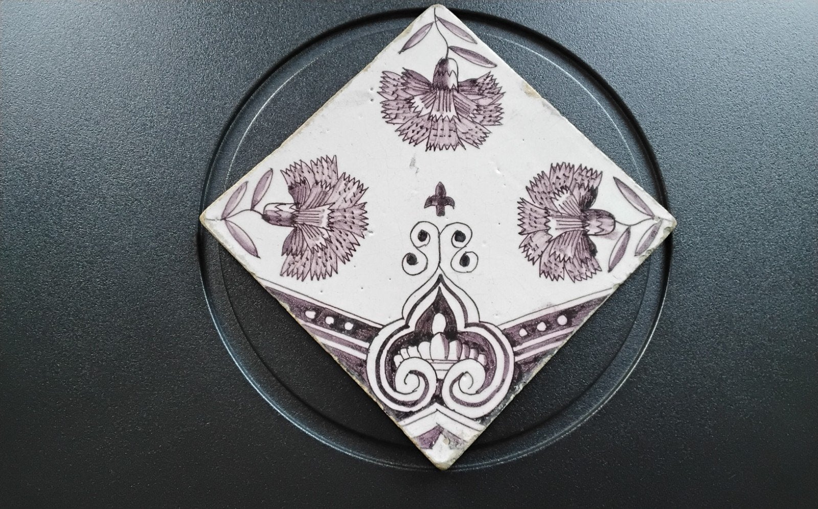 Antieke hoektegel met anjelieren, 1730-1800, Ophalen