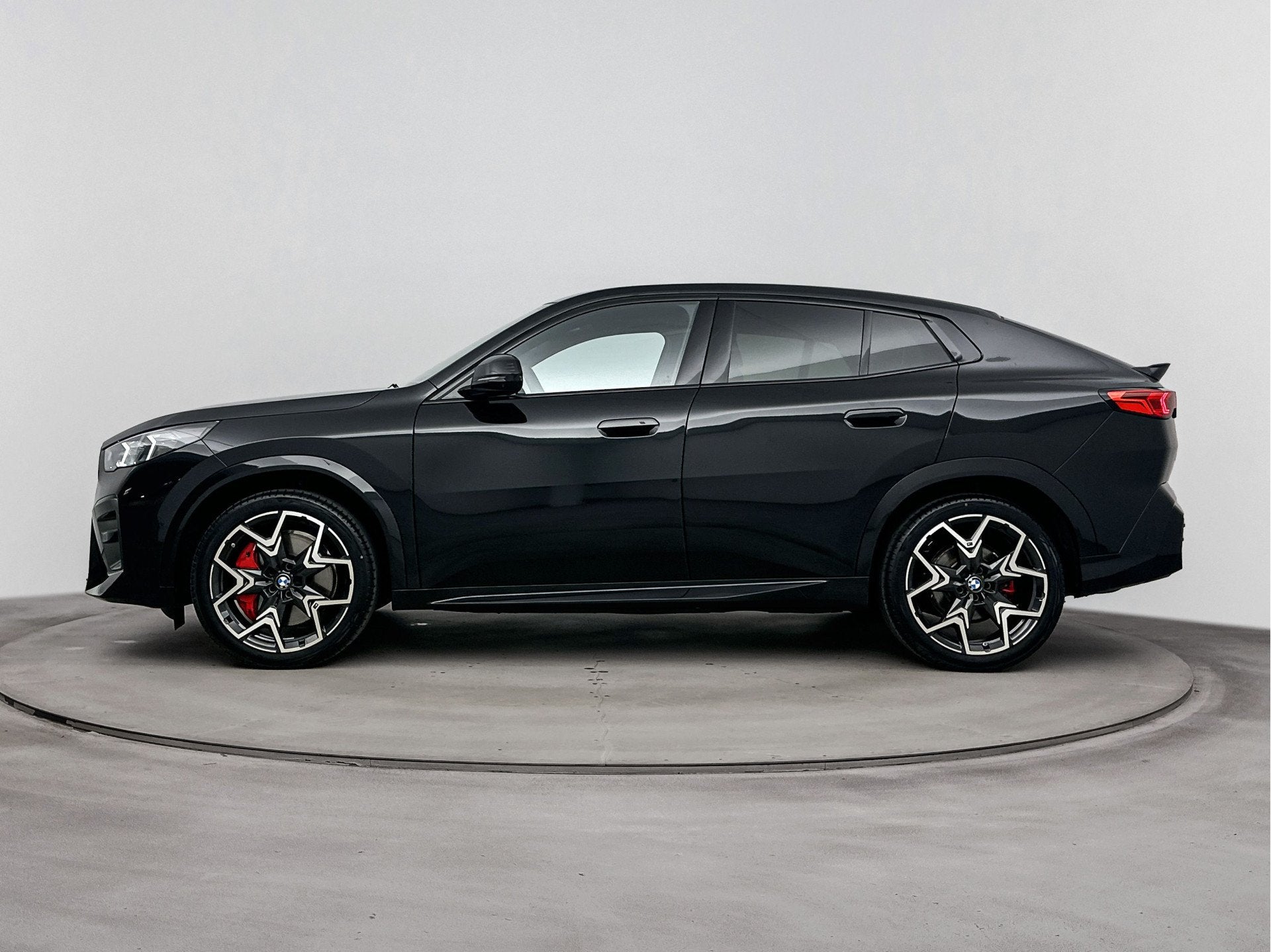 BMW iX2 eDrive20 M Sport / Panoramadak / Sportstoelen / Adap, Auto's, BMW, Stoelverwarming, 750 kg, Met garantie (alle), 24 min