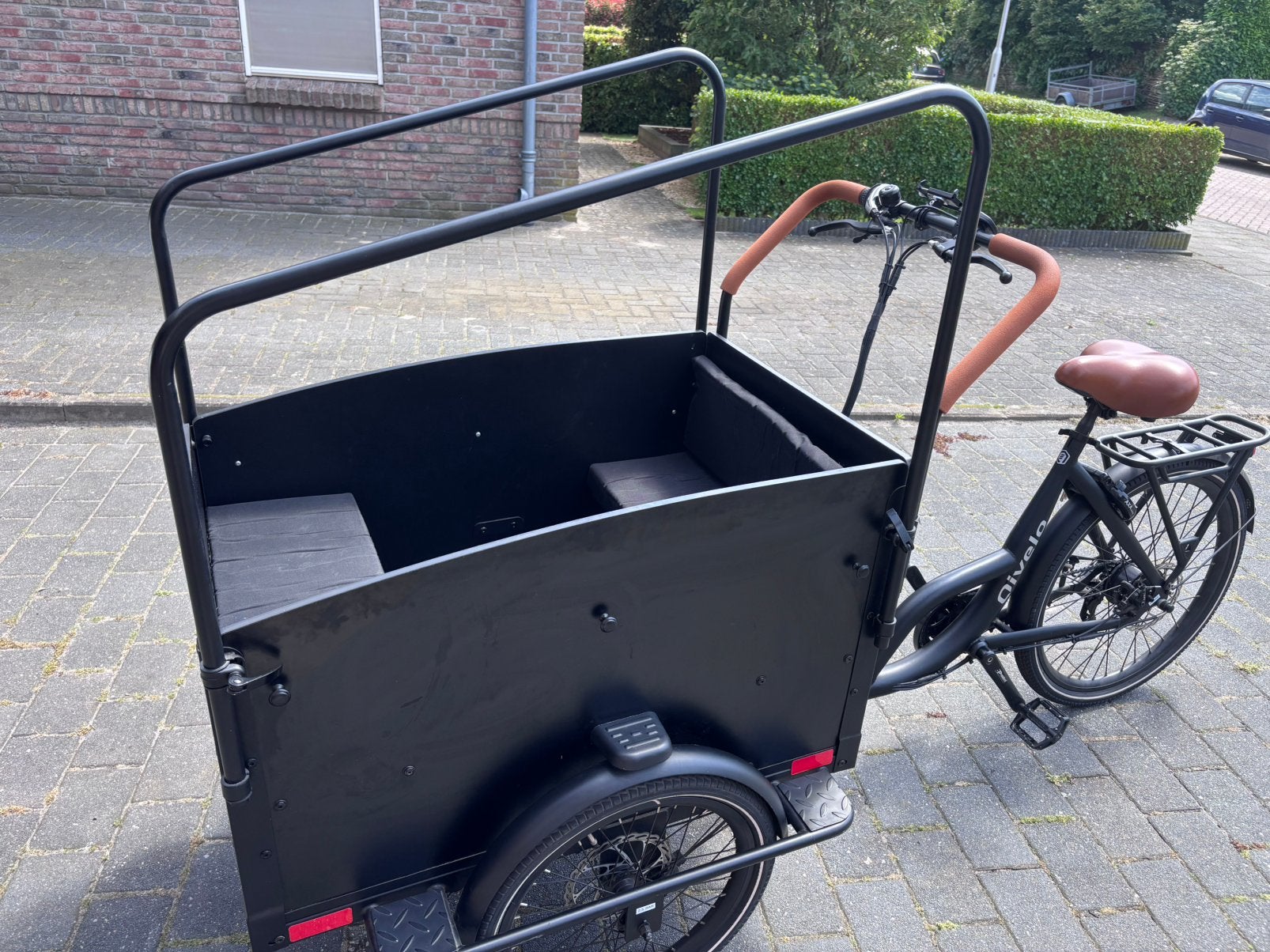 Electrische bakfiets Qivelo Arrow, Fietsen en Brommers, 4 kinderen of meer, Elektrisch, Zo goed als nieuw, Schijfrem