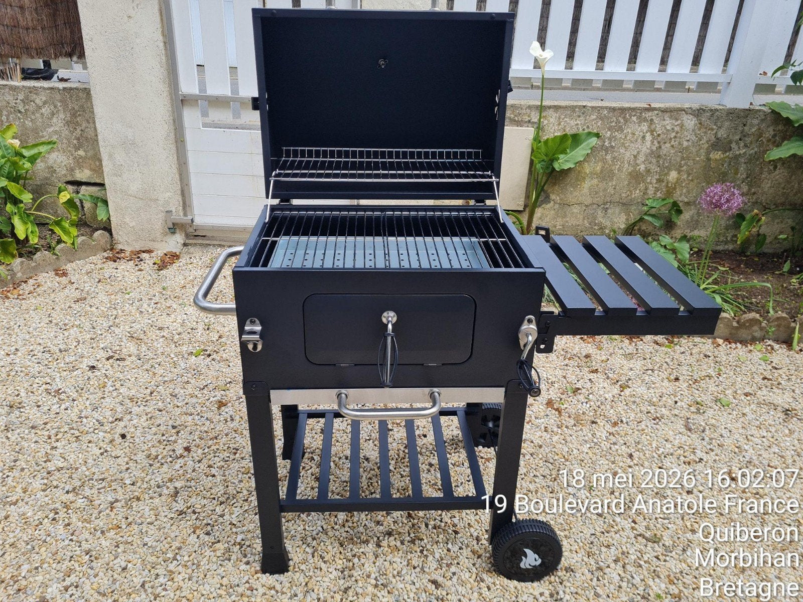 Nieuwe Houtskoolbarbecue met zijtafel en wielen