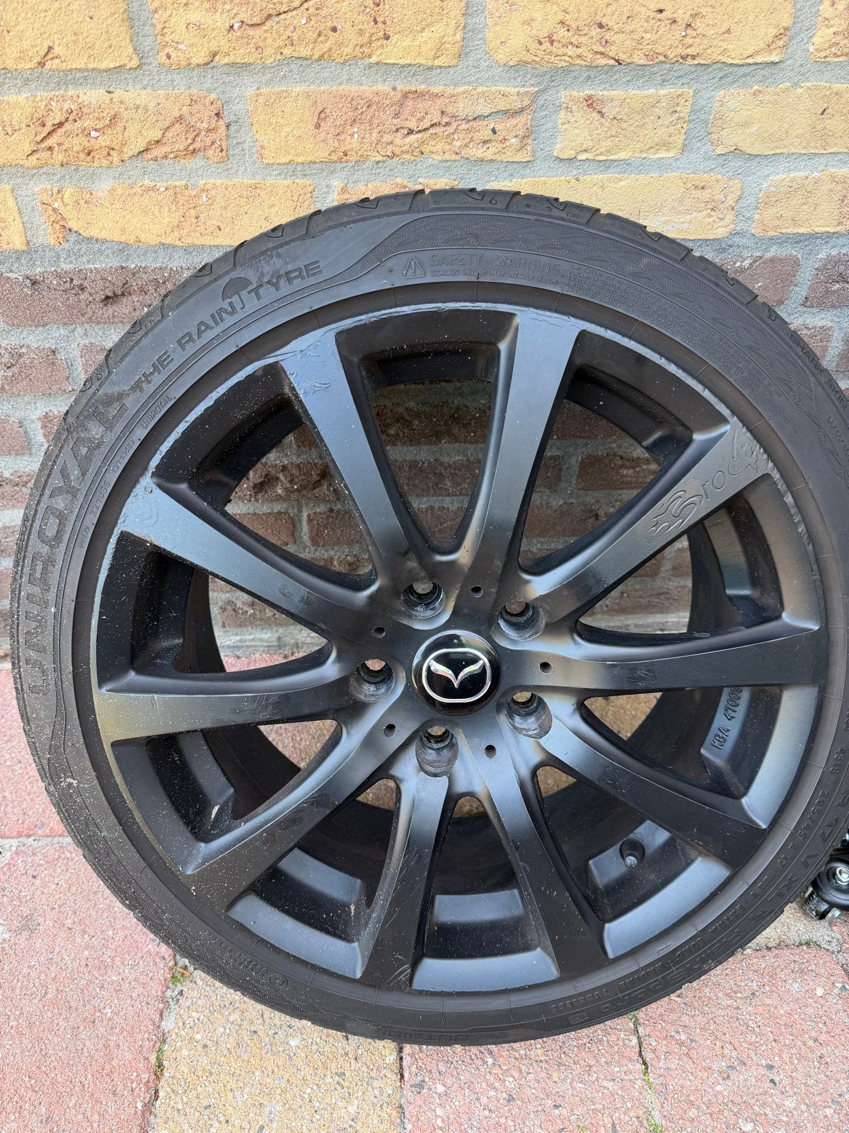 Zwarte velgen met Uniroyal regenbanden voor Mazda MX-5, Auto-onderdelen, Banden en Velgen, Gebruikt, Banden en Velgen, 17 inch