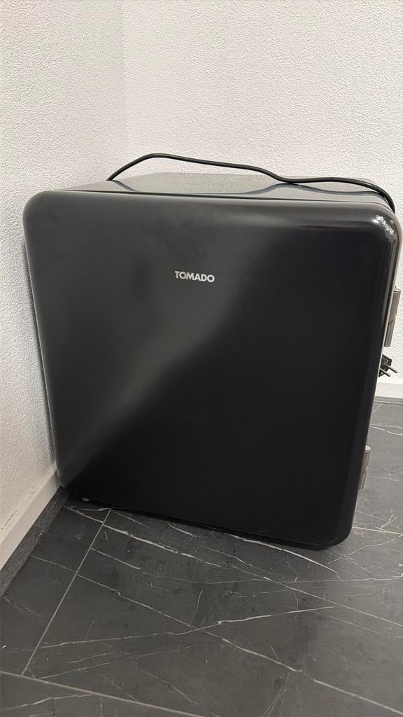 Te koop: Stijlvolle Tomado mini koelkast compact  praktisch!, Minder dan 75 liter, Ophalen of Verzenden, Zonder vriesvak, Minder dan 85 cm