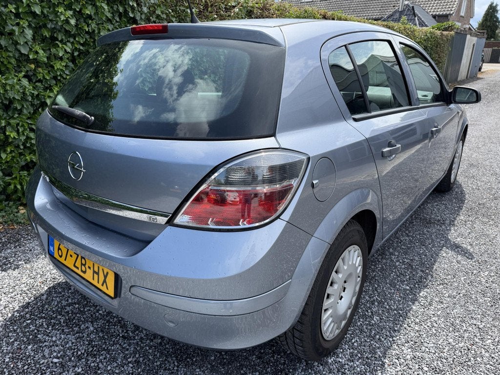Opel Astra 1.6 Essentia | Elekt. Ramen | Radio / CD | APK to, Voorwielaandrijving, Gebruikt, Zwart, 4 cilinders