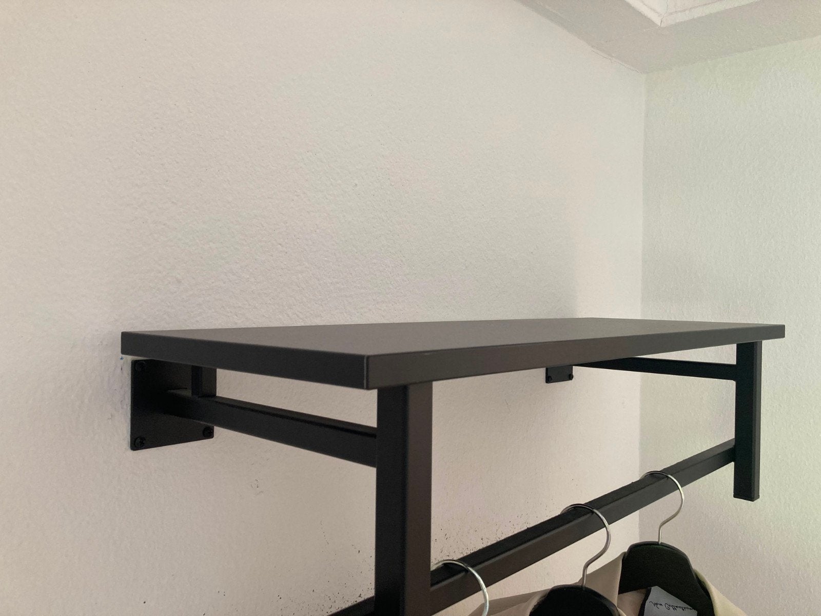 Zwarte wandkapstok met hoedenplank - 76x30x23 cm, Wandkapstok, Ophalen of Verzenden, Zo goed als nieuw, Minder dan 100 cm