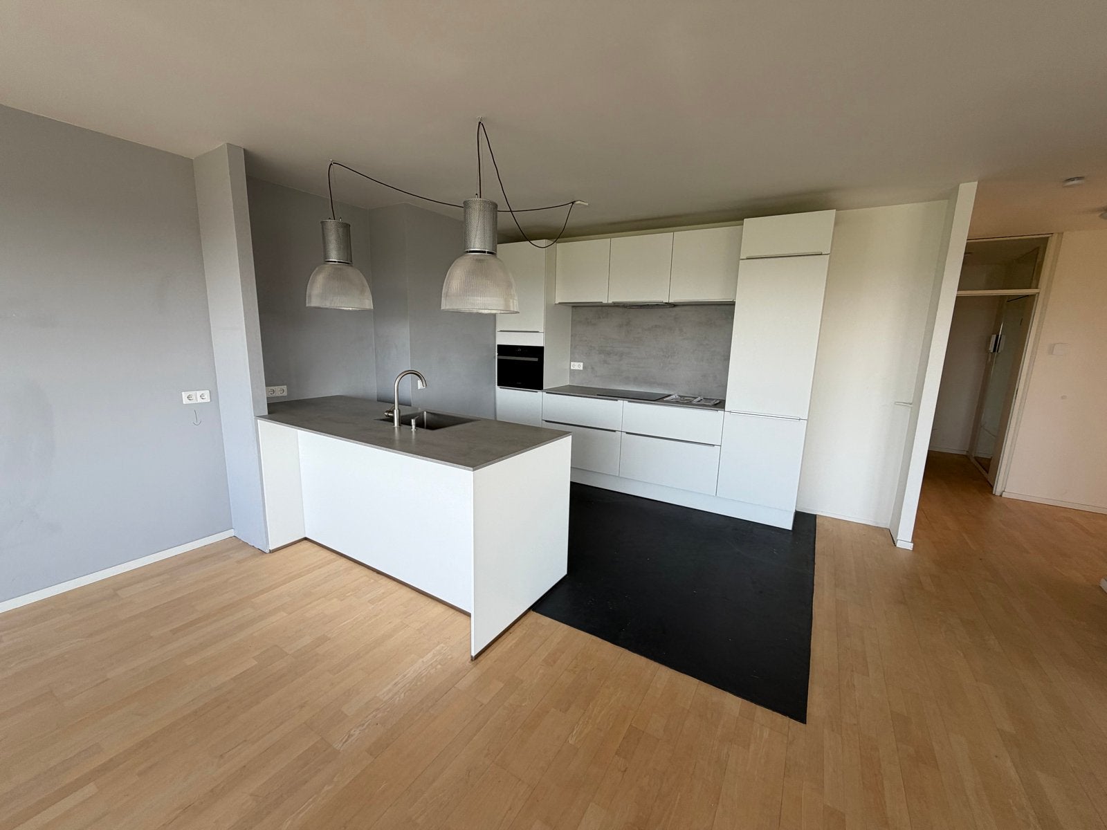 Moderne witte keuken met kookeiland en inbouwapparatuur, Huis en Inrichting, Keuken | Complete keukens, Ophalen, Gebruikt, Wit