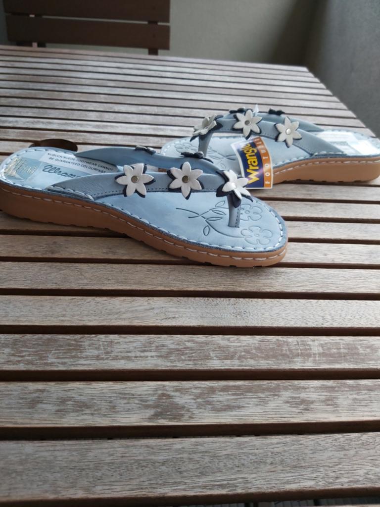 Wrangler slippers met bloemen - Maat 36 nieuw, Ophalen, Nieuw, Beige