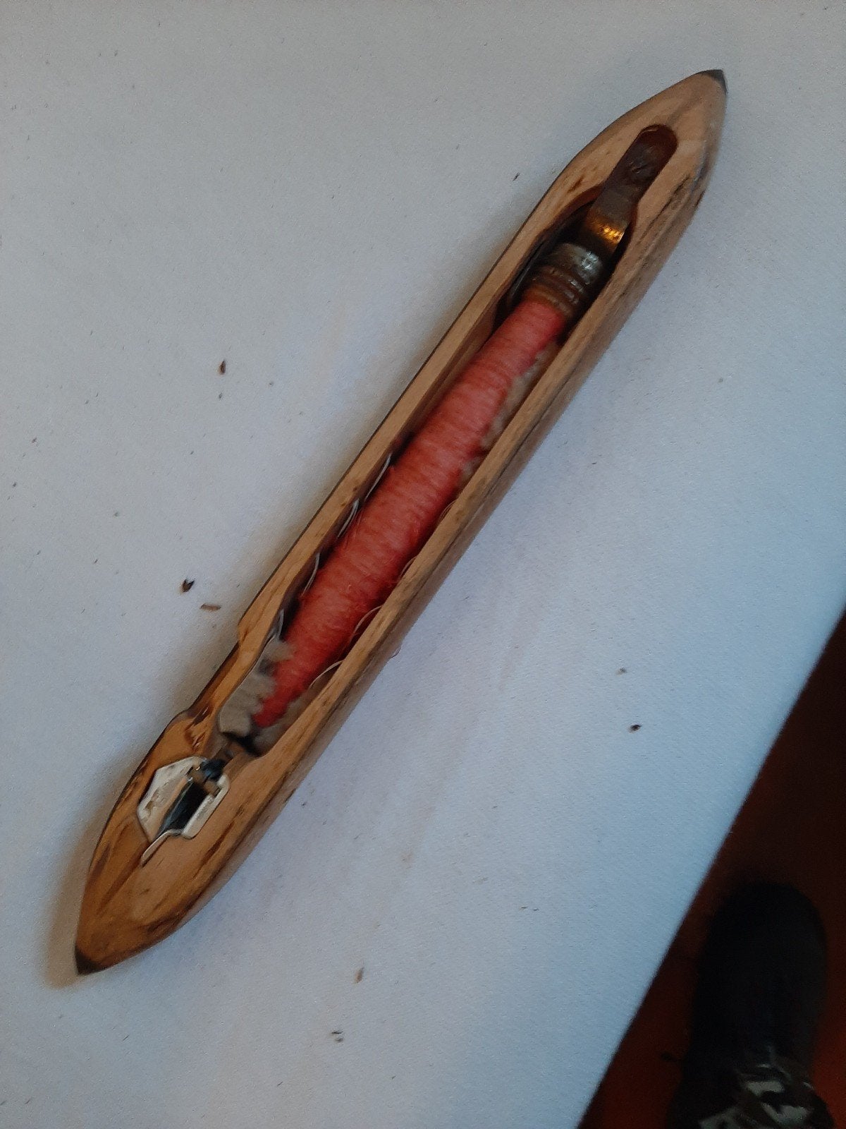 Vintage houten weefspoel met rood garen, Ophalen of Verzenden, Gebruikt, Overige typen