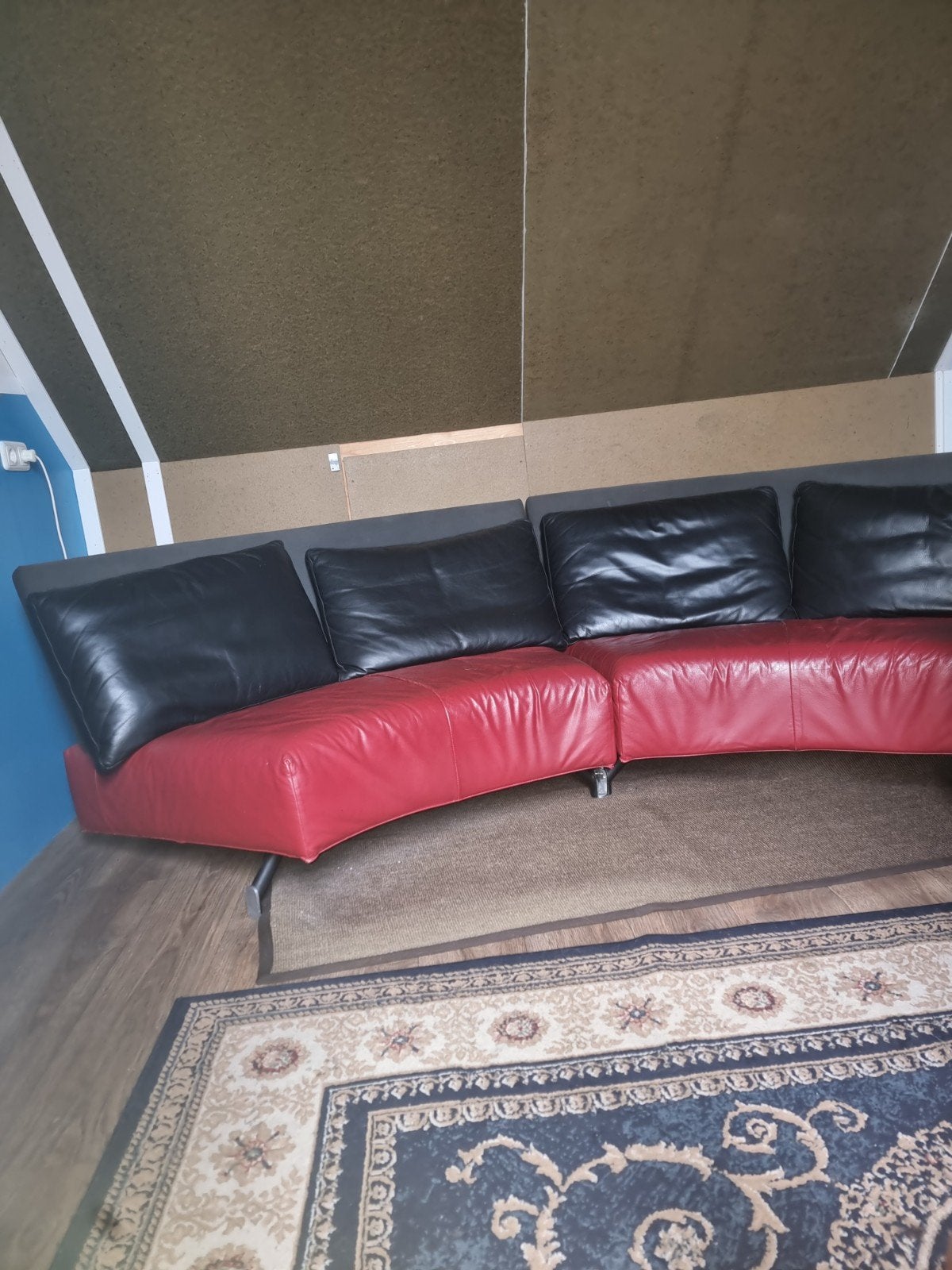 Design bank rood leer met zwarte kussens, Modern design, Gebruikt, Driepersoons, 75 tot 100 cm