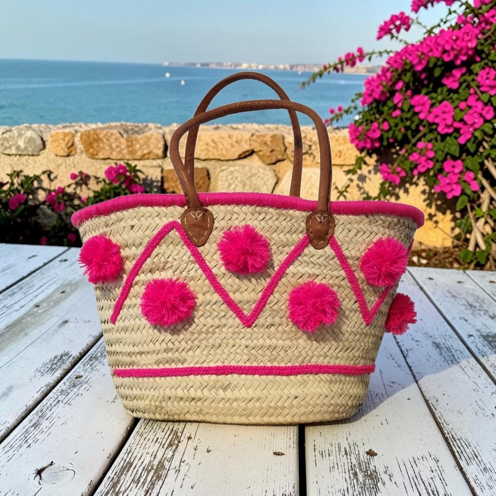 Stro/ strandtas met Roze Pompons en Leren Handvatten, Sieraden, Tassen en Uiterlijk, Tassen | Damestassen, Ophalen of Verzenden