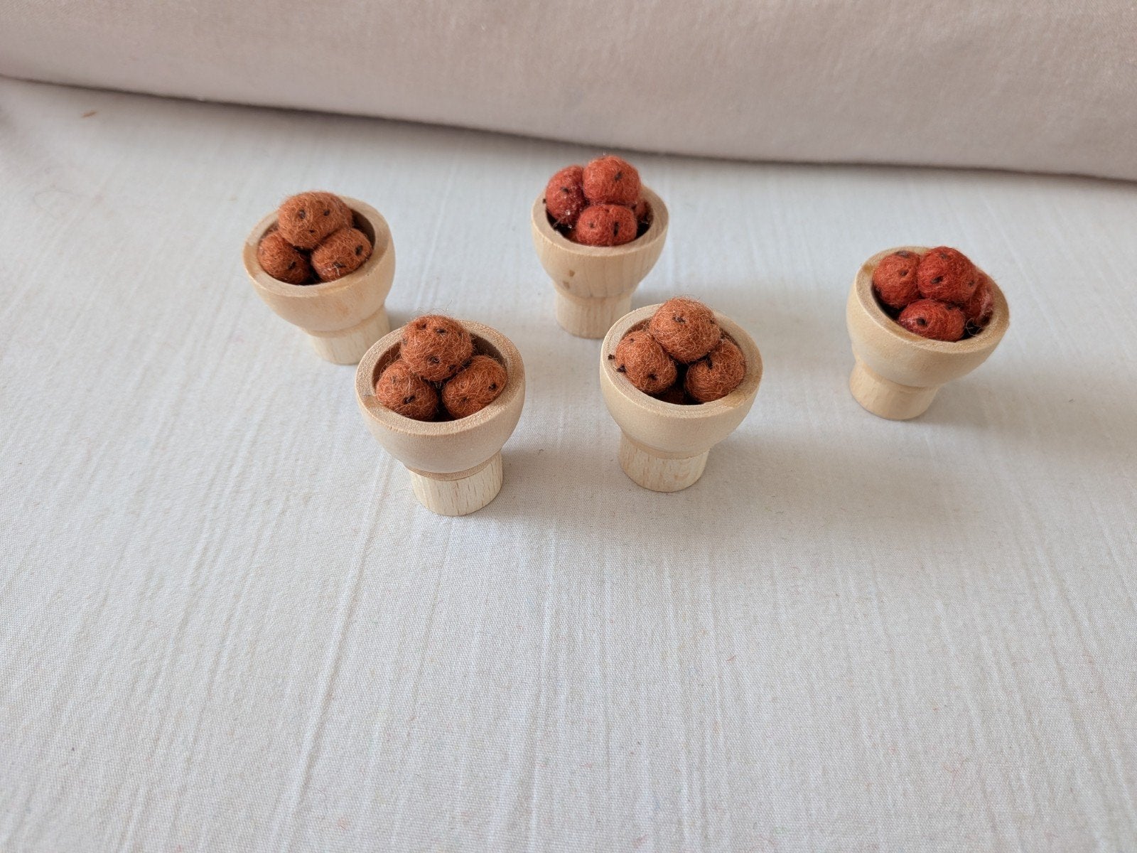 schaaltje met oliebollen steker, Ophalen of Verzenden, Figuurtje(s)