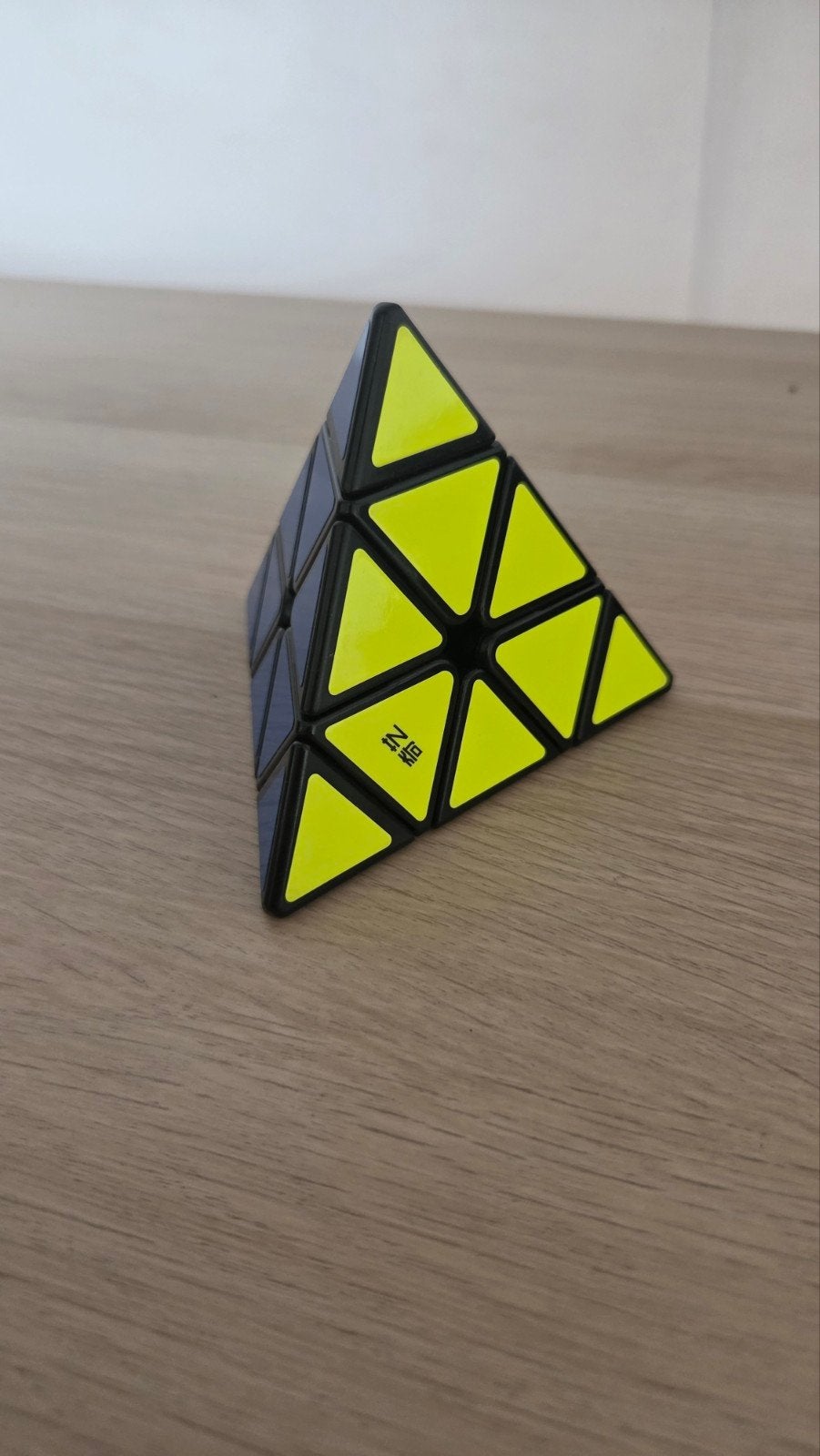 Qiyi Pyraminx Speedcube - Geel/Zwart, Ophalen of Verzenden, Zo goed als nieuw, Puzzelen