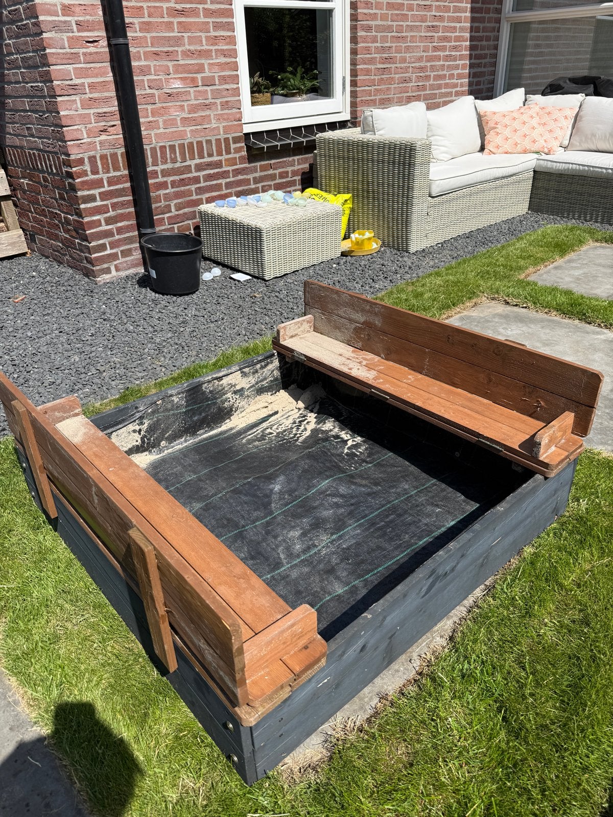 Houten zandbak met deksel en bankjes, Ophalen, Gebruikt