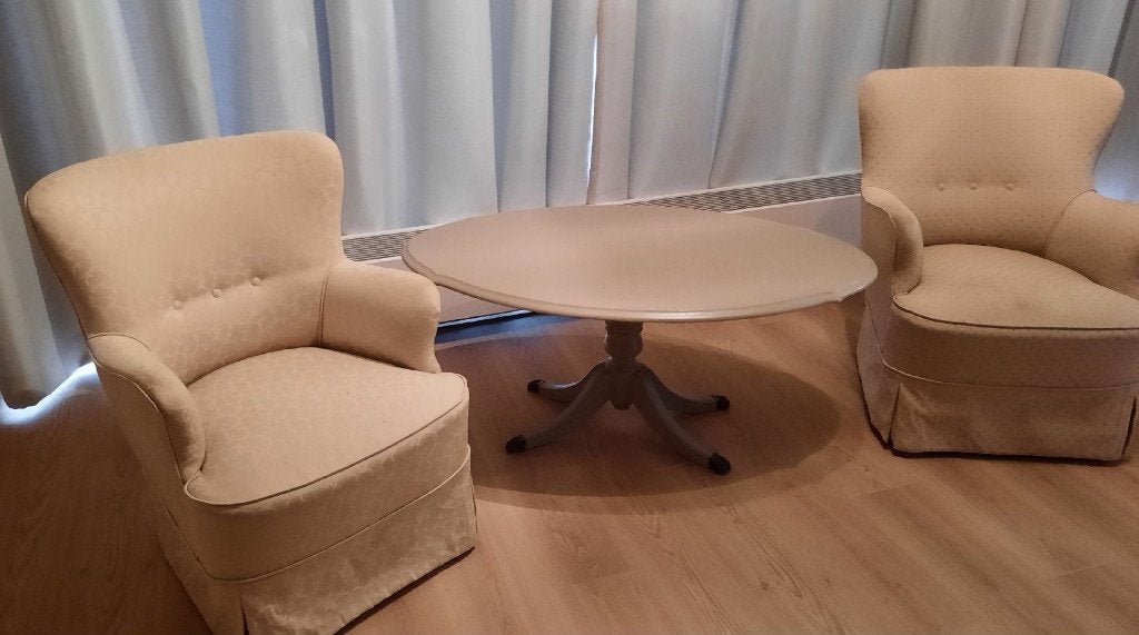 Ovale tafel en twee fauteuils, Ophalen, Gebruikt, 100 tot 150 cm, 50 tot 100 cm