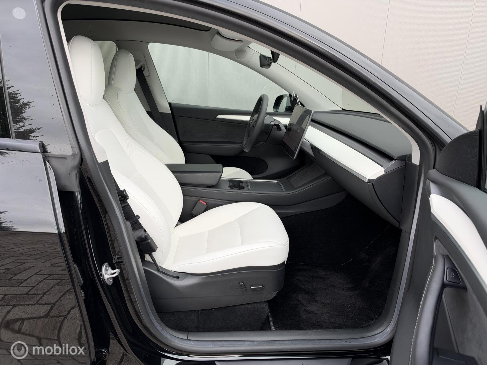 Foto 7 van Tesla Model Y Standard Range LFP | wit interieur | SOH 94%