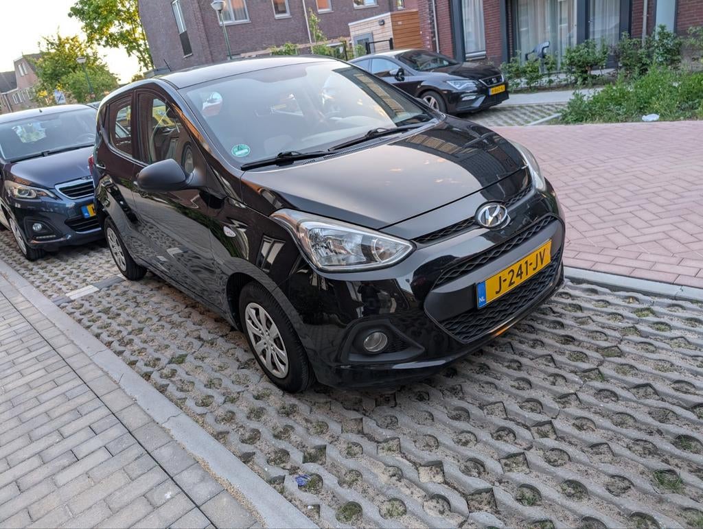 Hyundai i10 1.0i 66pk 2015 Zwart, Auto's, Hyundai, Voorwielaandrijving, 31 €/maand, 4 stoelen, Handgeschakeld