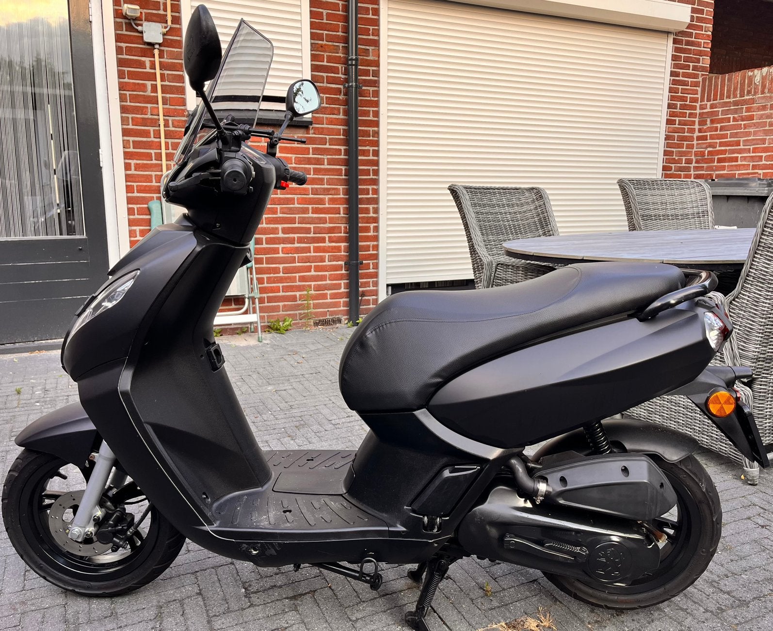 Peugeot kisbee 2018 (snor)black edition, Fietsen en Brommers, Gebruikt, Overige modellen, Benzine, Maximaal 25 km/u