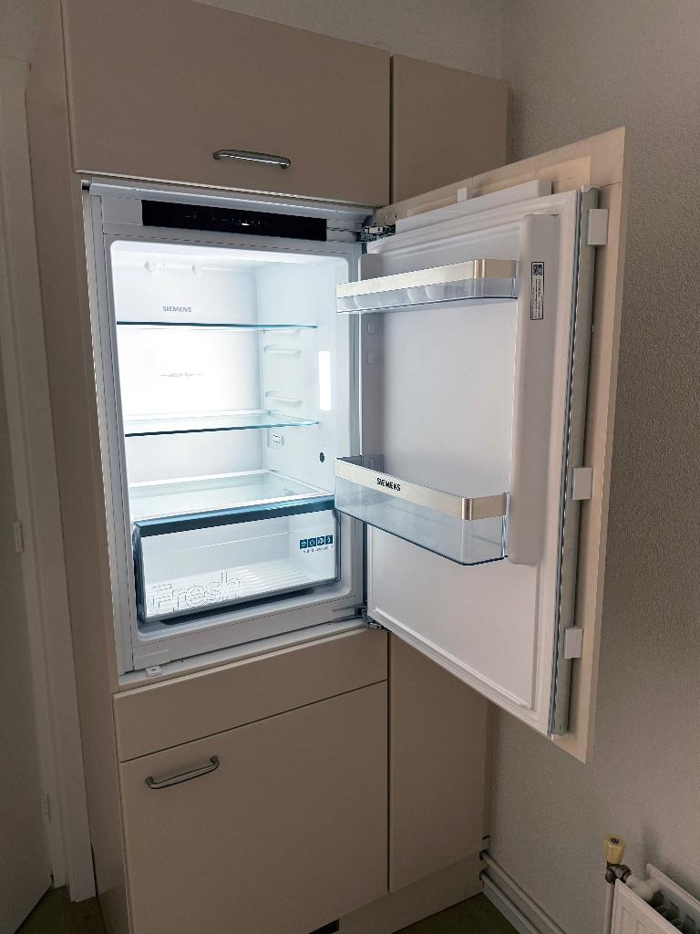 Fijne en betrouwbare SIEMENS inbouw koelkast, Zonder vriesvak, 200 liter of meer, Zo goed als nieuw, 45 tot 60 cm