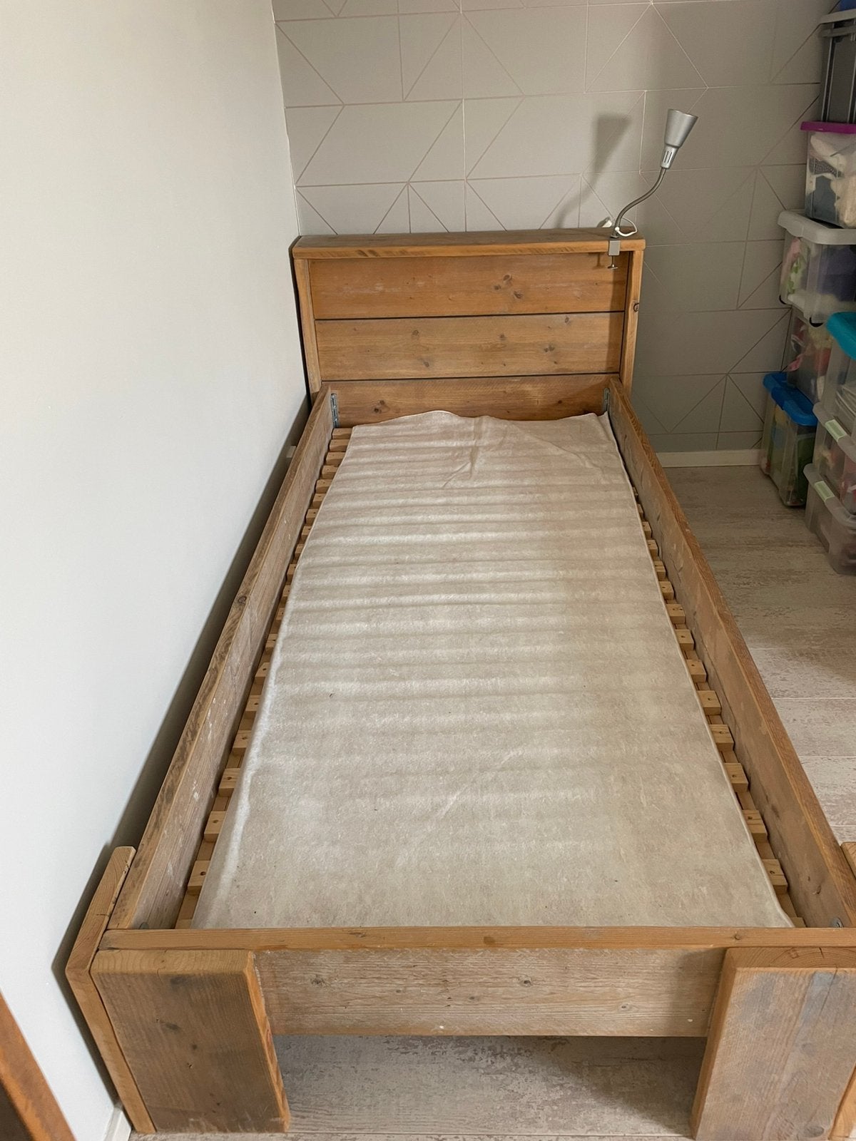 Eenpersoonsbed van steigerhout met kastjes, Ophalen, 90 cm, Eenpersoons, Bruin