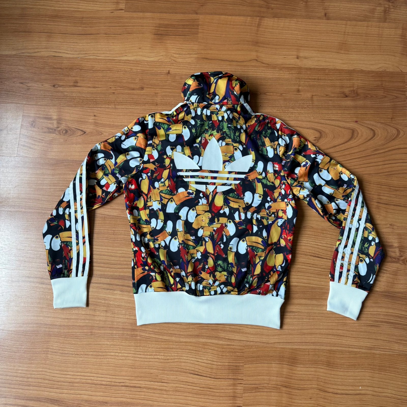 Vintage adidas Originals Trainingsjack met Toekan - M/38, Kleding | Dames, Maat 38/40 (M), Overige typen, Zo goed als nieuw, Meerkleurig