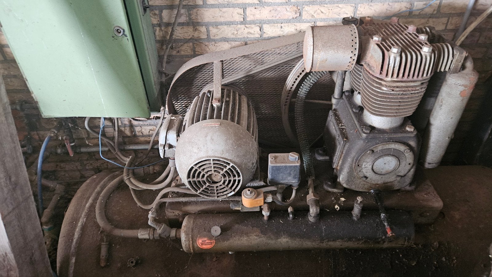 Grote 2-cilinder compressor, 400V, werkend, Gebruikt, 10 bar of meer, 100 liter of meer, 400 tot 800 liter/min