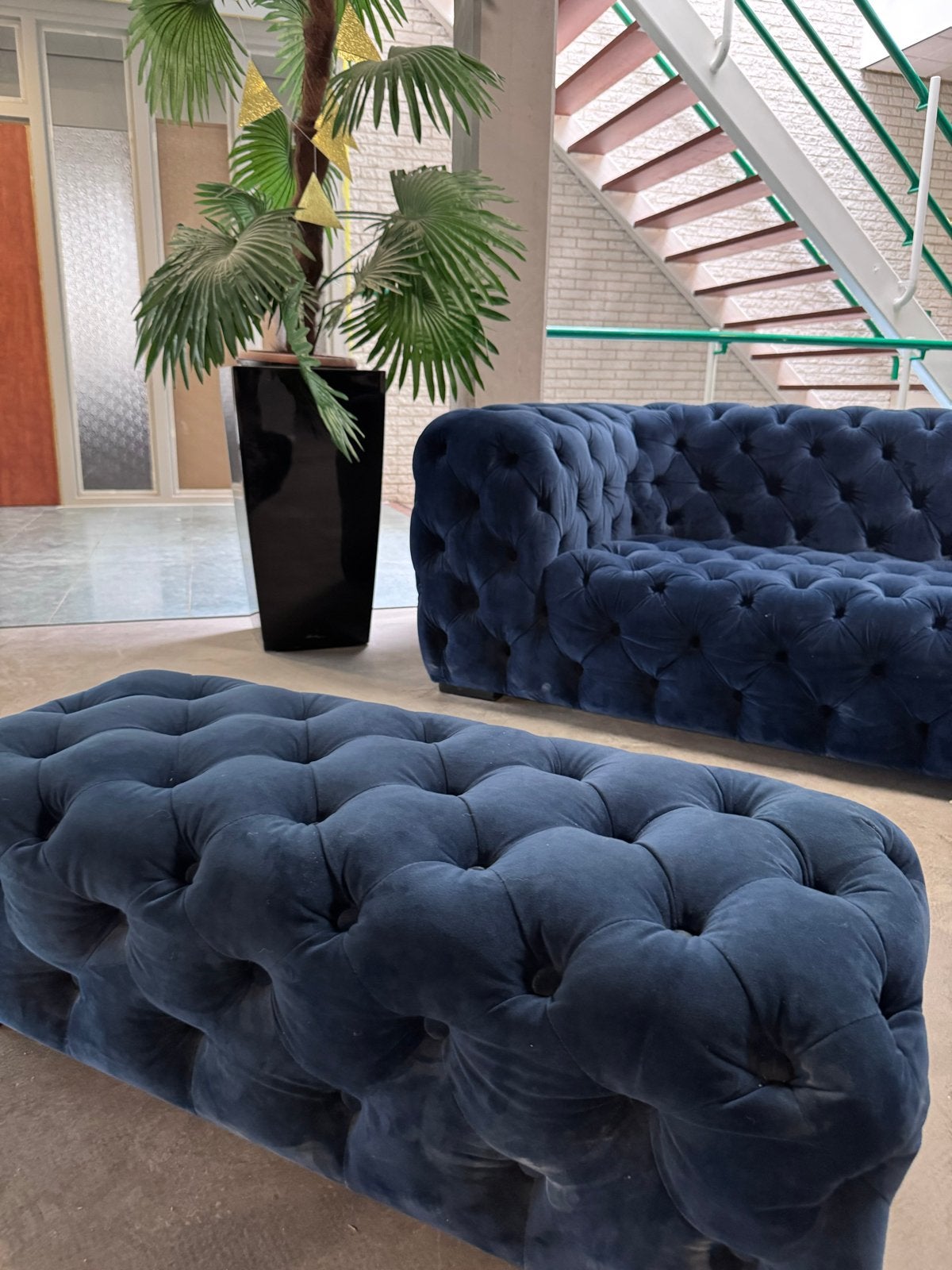 Luxe blauwe fluwelen Chesterfield bank met poef, Ophalen, 100 tot 125 cm, Driepersoons, Zo goed als nieuw