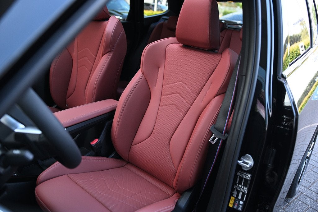 BMW iX1 eDrive20 M Sport / Panoramadak / Trekhaak / Sportsto, Auto's, BMW, Zwart, Leder, Nieuw, 1840 kg