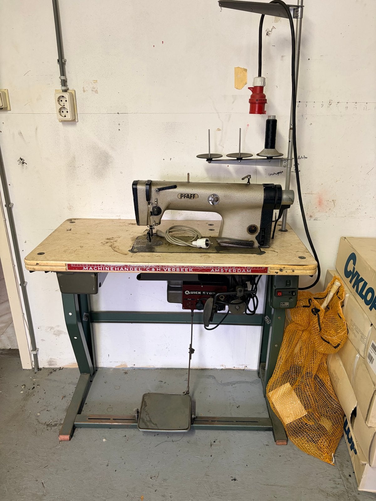 Oude Pfaff naaimachine met onderstel, Ophalen