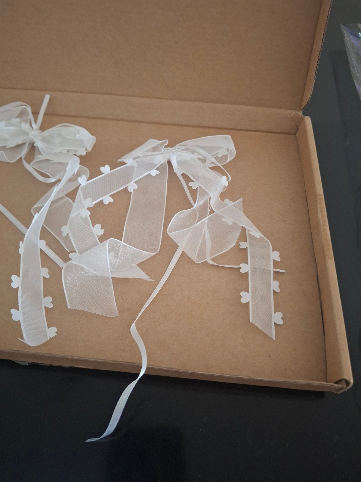 30 stuks witte organza strikken met hartjes voor decoratie, Ophalen of Verzenden, Nieuw, Versiering, Geboorte of Huwelijk