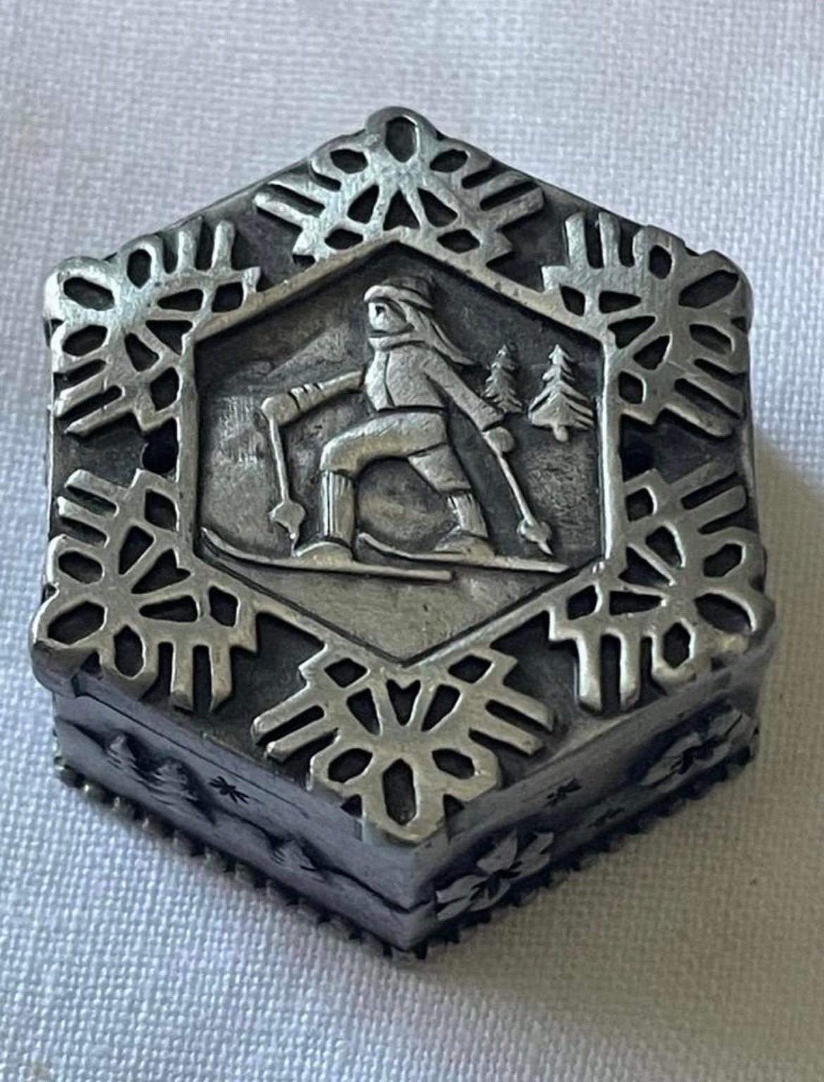 Vintage broche 'Skiër in sneeuwlandschap' - Collectable No., Overige materialen, Gebruikt, Minder dan 4 cm, Ophalen of Verzenden