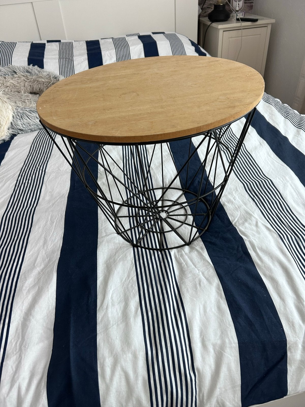 Stijlvolle bijzettafel met houten blad en metalen onderstel, Ophalen, Minder dan 45 cm, Minder dan 55 cm, Rond