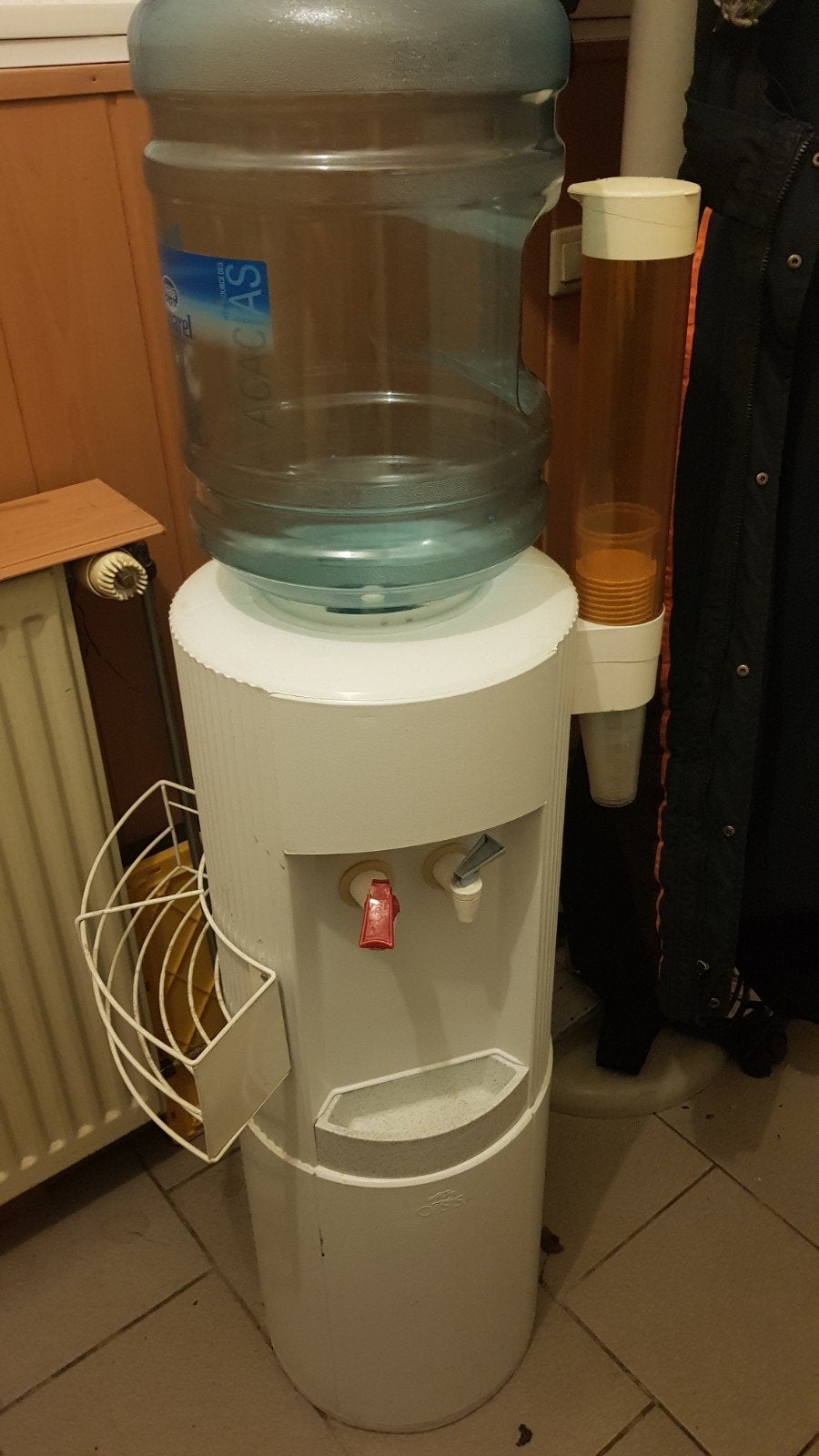 Oasis Waterkoeler met flessenhouder en bekerdispenser, Ophalen, Gebruikt, Waterkoeler